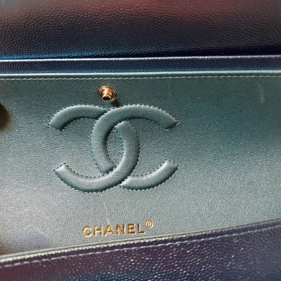 Chanel classic iridescent green caviar gold hw medium bag - Picture 6 of 13